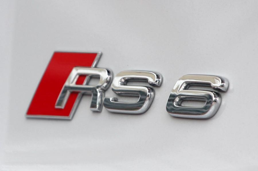 Логотип Audi RS6 Avant (4G, C7) 2013 года  (WW) (фото 64 из 90)